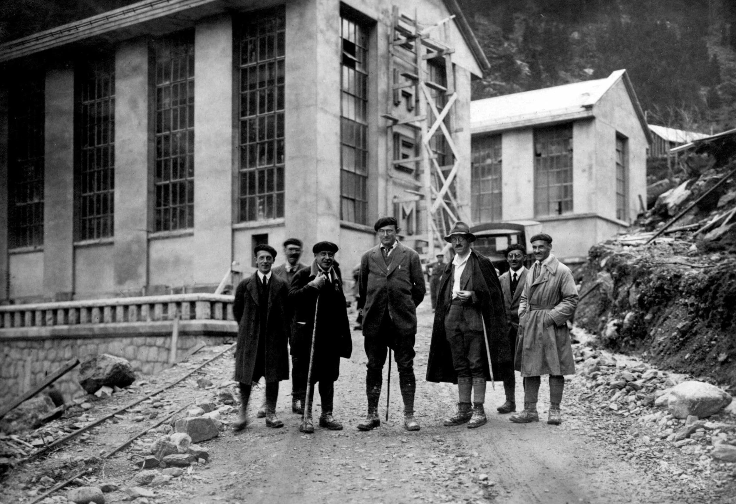 au centre de la photo Jean Leclerc du Sablon, Polytechnicien et ancien directeur de la SHEM.
