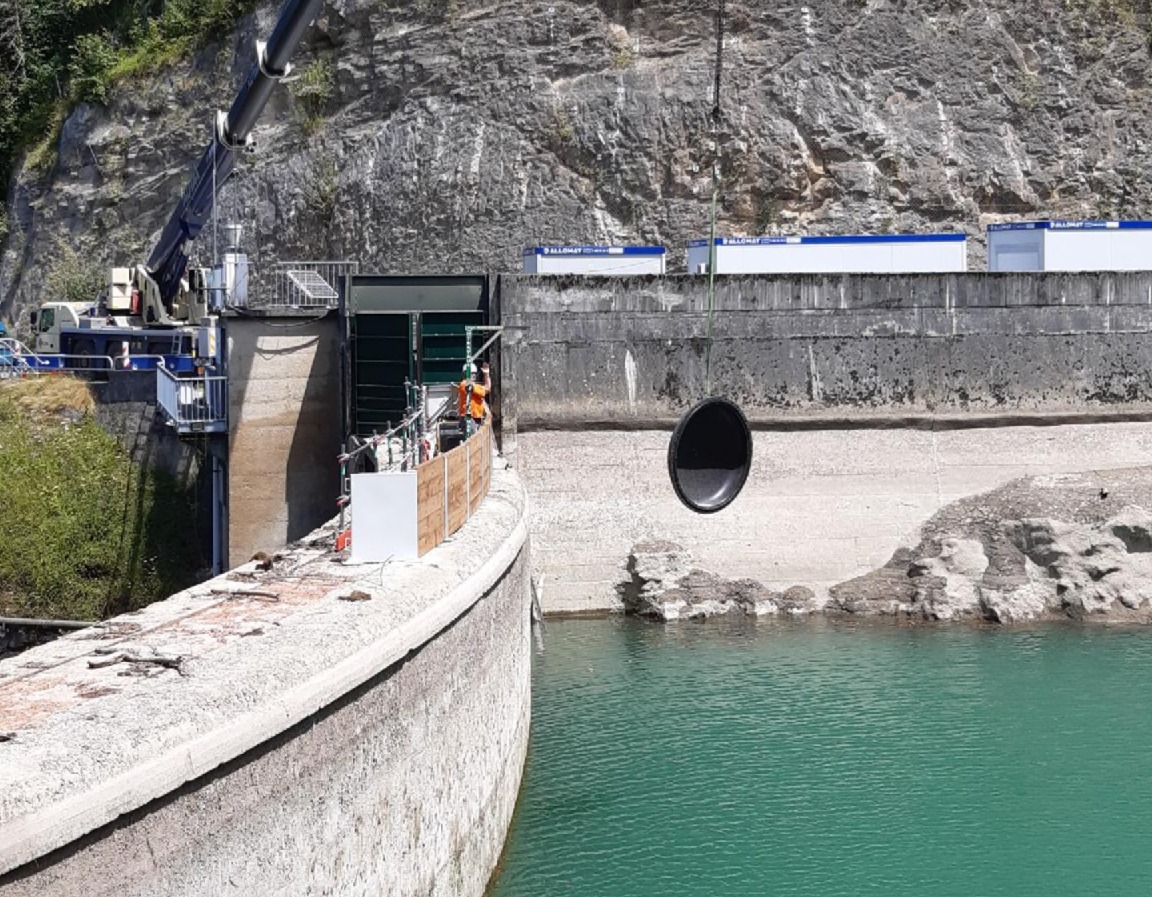 20250722_Arrivée du tampon lors des travaux sur le barrage de Sainte-Engrâce recadrée Travaux de maintenance au barrage de Sainte-Engrâce