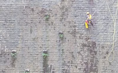 Que font ces cordistes sur le barrage de Sainte-Engrâce ?