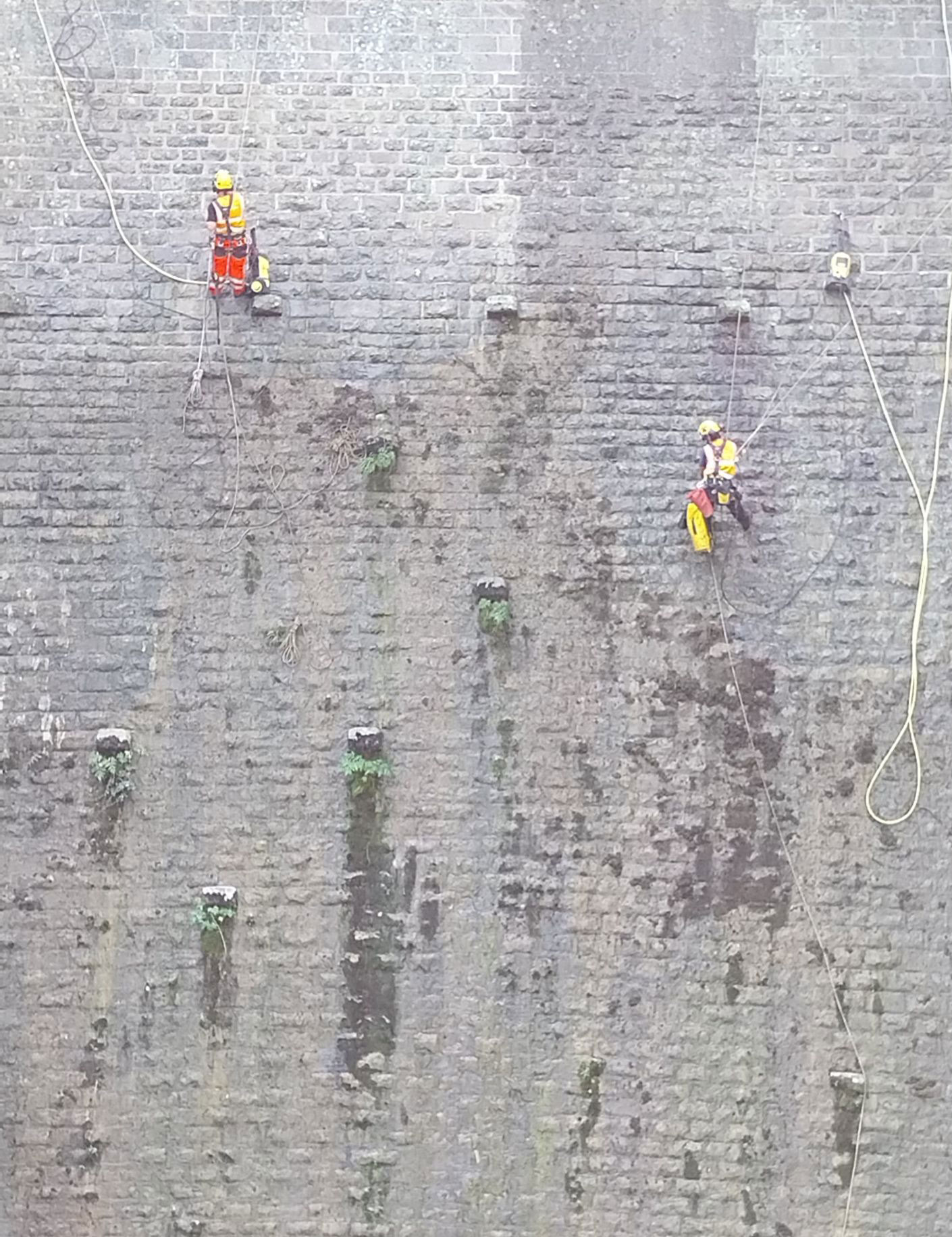  cordistes sur le barrage de Sainte-Engrâce