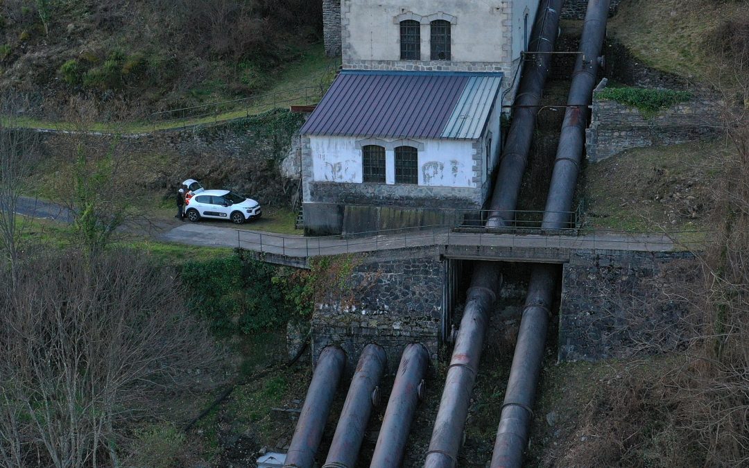 À quoi sert une conduite forcée dans une centrale hydroélectrique ?